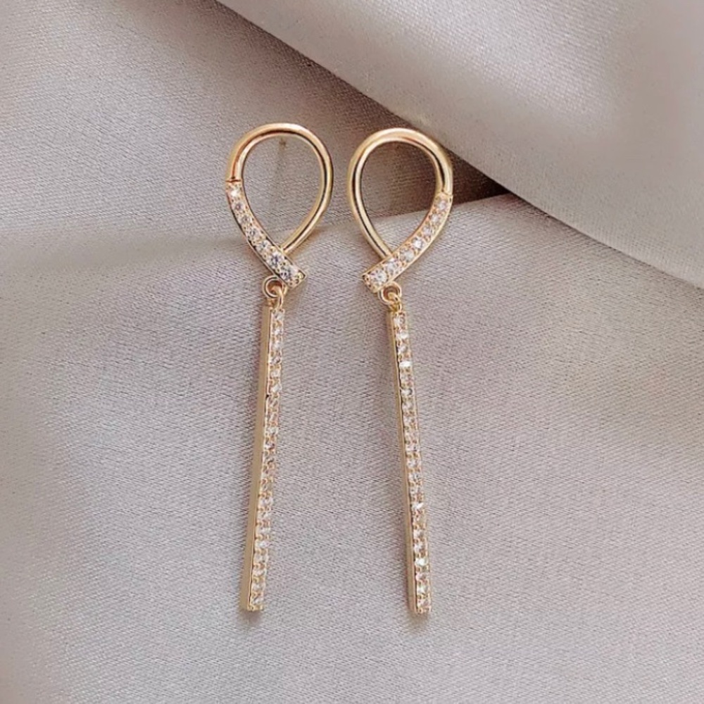 Lace drop down earring in gold